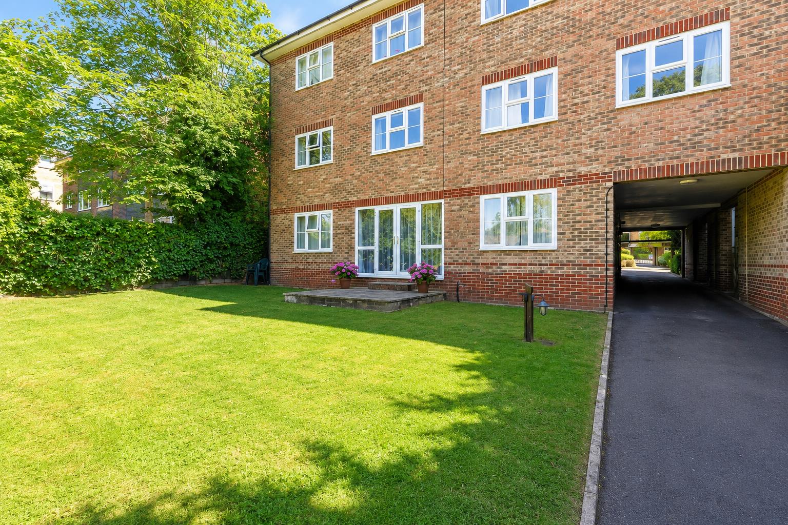 2 bed property in Eaton Road, Sutton